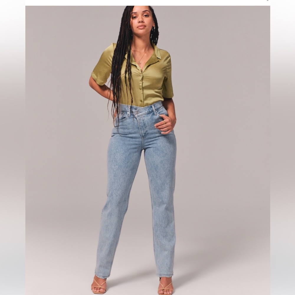 Abercrombie 90’s Straight Ultra High Rise Jeans (Curve Love)